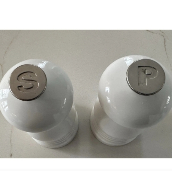 Le Creuset White Salt and Pepper Grinders - Picture 4 of 6